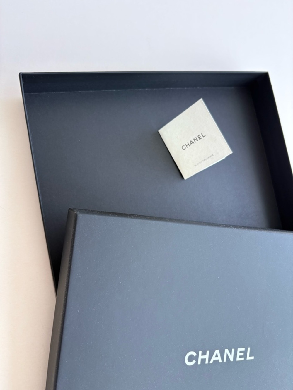 CHANEL Black and White Branded Gift Box - Picture 3 of 10